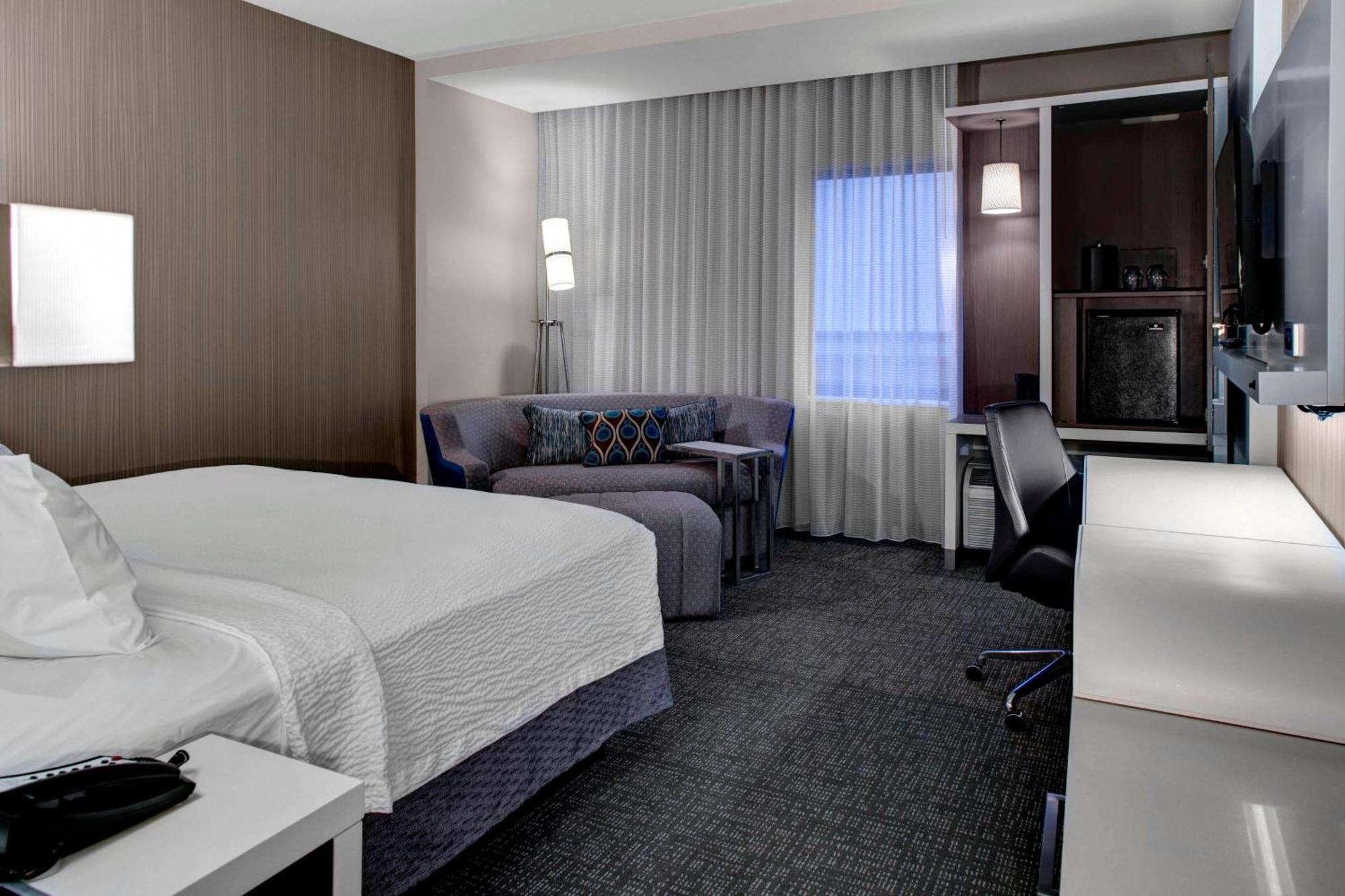 Отель Courtyard By Marriott Карролтон Экстерьер фото