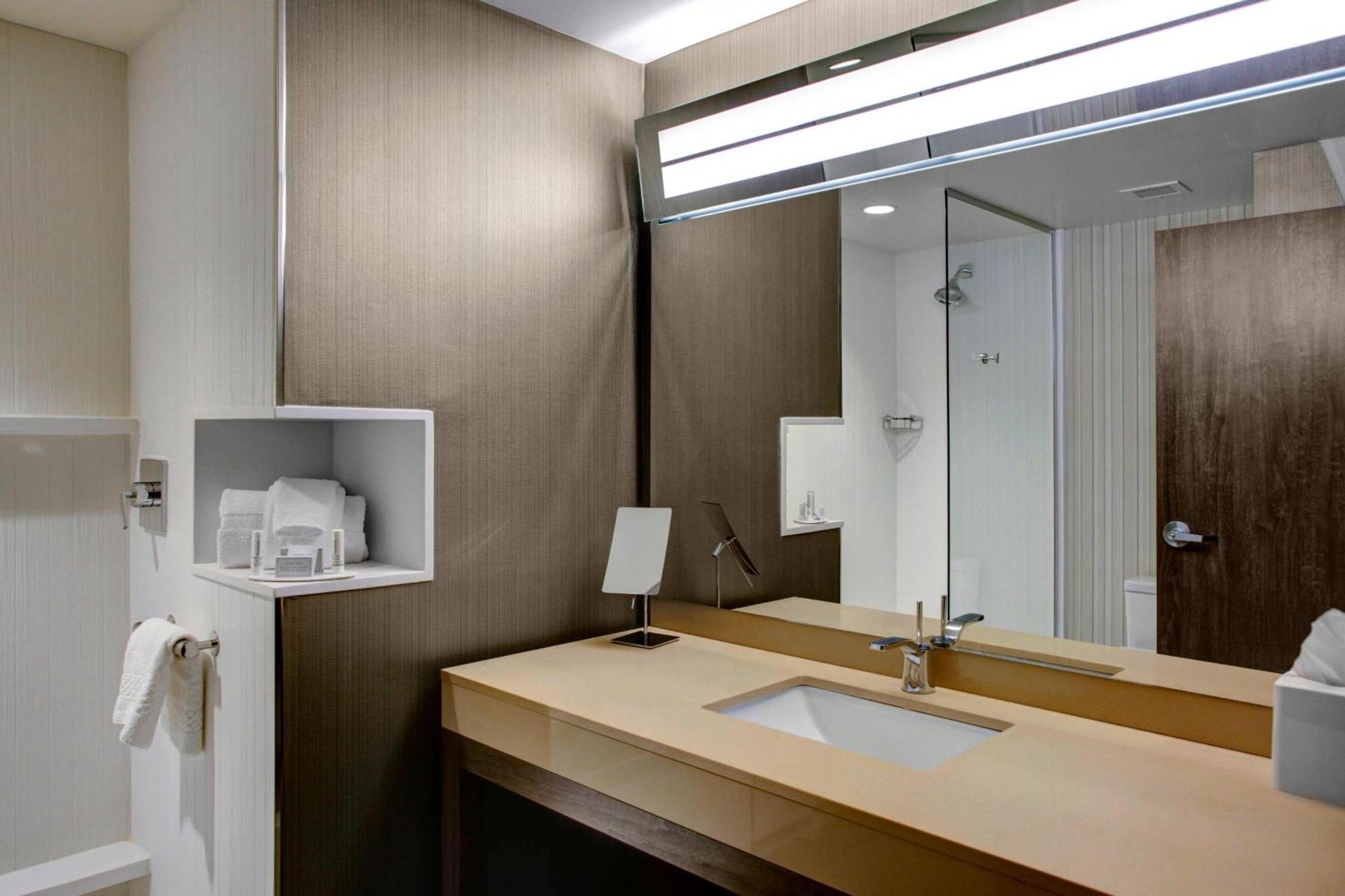 Отель Courtyard By Marriott Карролтон Экстерьер фото